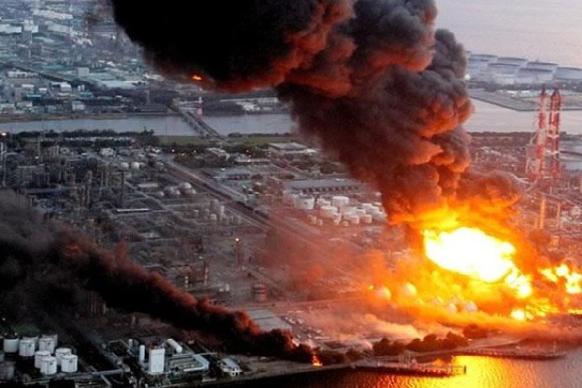 Взрывы 1 час. Катастрофа на АЭС "Фукусима-1". Авария на АЭС Фукусима-1 взрыв 1 реактора. Фукусима авария ЦУНАМИ. Авария на АЭС Фукусима-1 (Япония)..