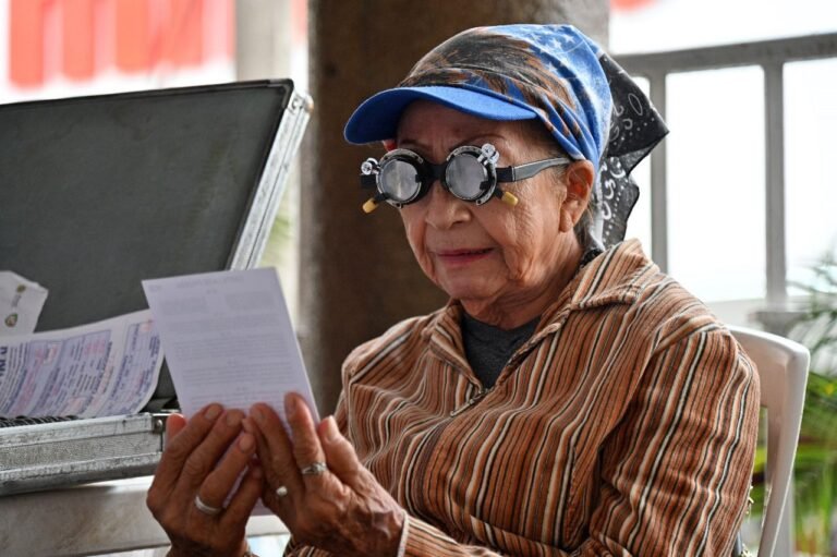 Entregan lentes a personas beneficiadas con la Jornada de Salud Visual, del Gobierno de Tuxpan