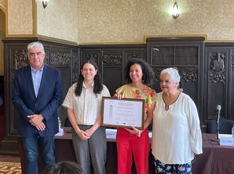 Recibe Daniela Arroio el Premio Bellas Artes de Obra de Teatro para Niñas, Niños y Jóvenes “Perla Szuchmacher” 2024