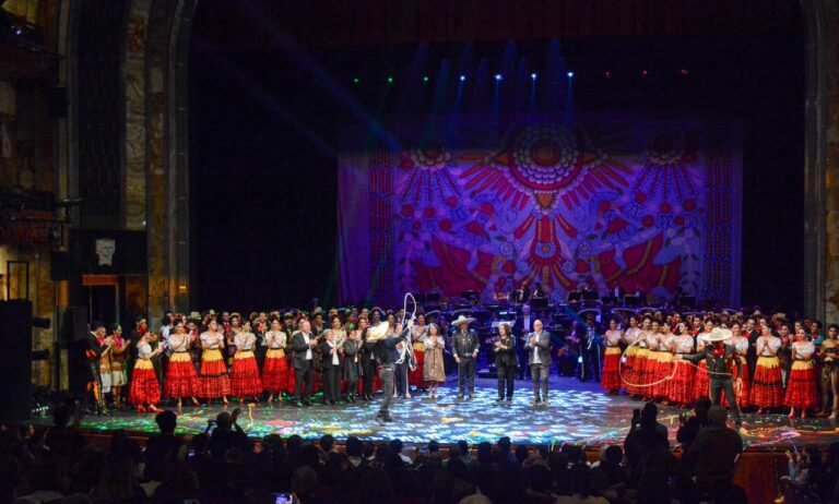 Con música, danza y ovaciones, el Palacio de Bellas Artes recibió el reconocimiento del público en su 90 aniversario
