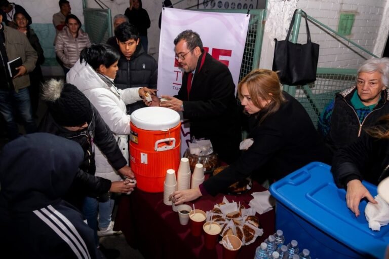 Gobierno de Tuxpan y DIF Municipal entregan apoyos invernales a familias que pernoctan afuera del Hospital “Dr. Emilio Alcázar” y de la clínica del IMSS