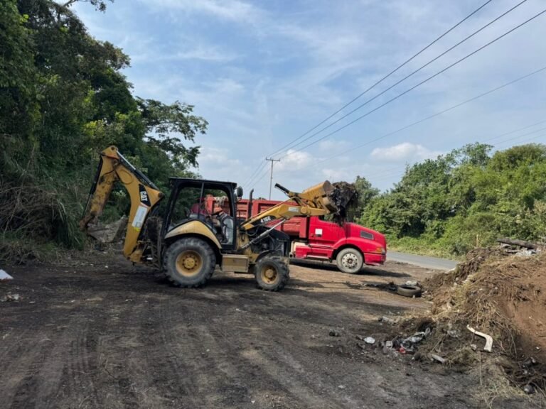 Gobierno de Tuxpan limpia basurero clandestino ubicado en la orilla de la carretera Tuxpan-Tamiahua
