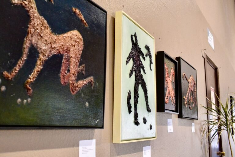 Presentan en el Palacio Legislativo la exposición “Out of Darkness”