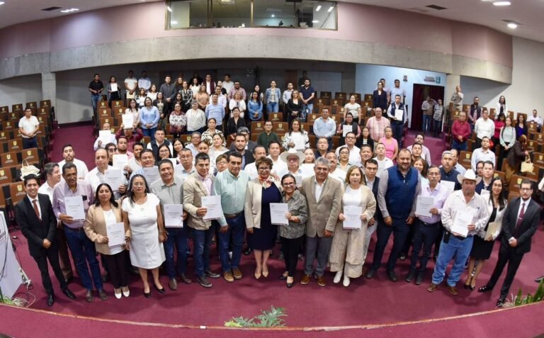 Entrega Congreso cartas de liberación dedeuda pública a ayuntamientos