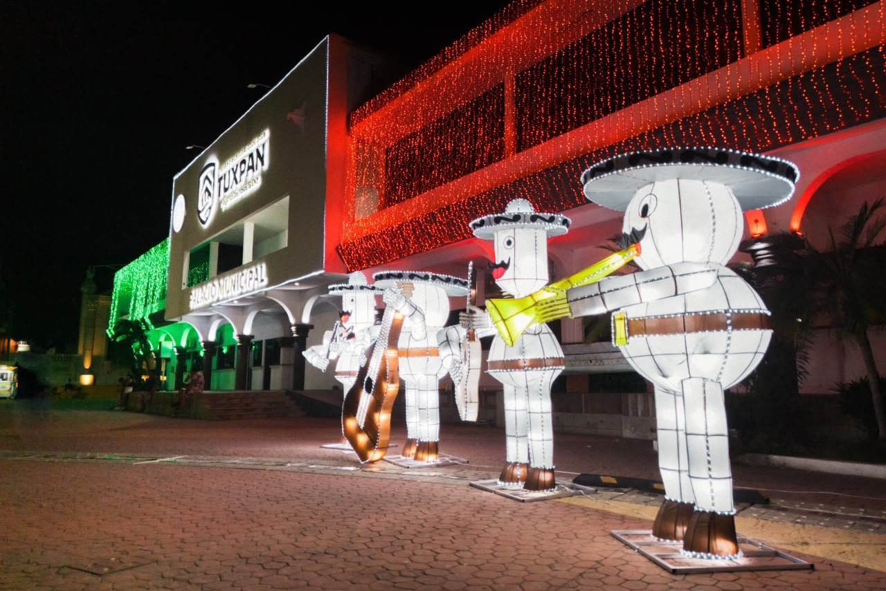 Tuxpan se ilumina de orgullo mexicano — foto 2
