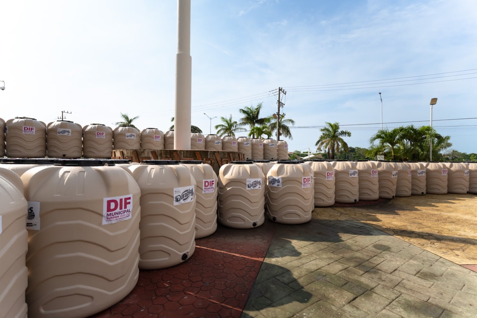 Entrega de tinacos en Tuxpan